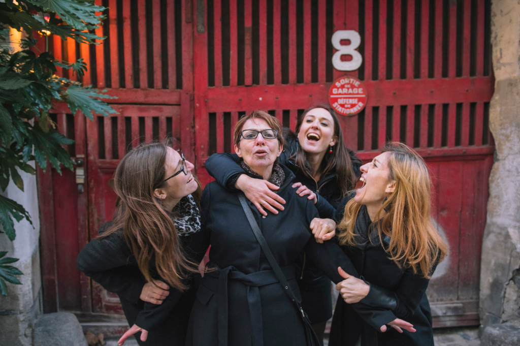 Séance famille, la mère et ses 3 filles, photo extérieure, Bastille, Paris